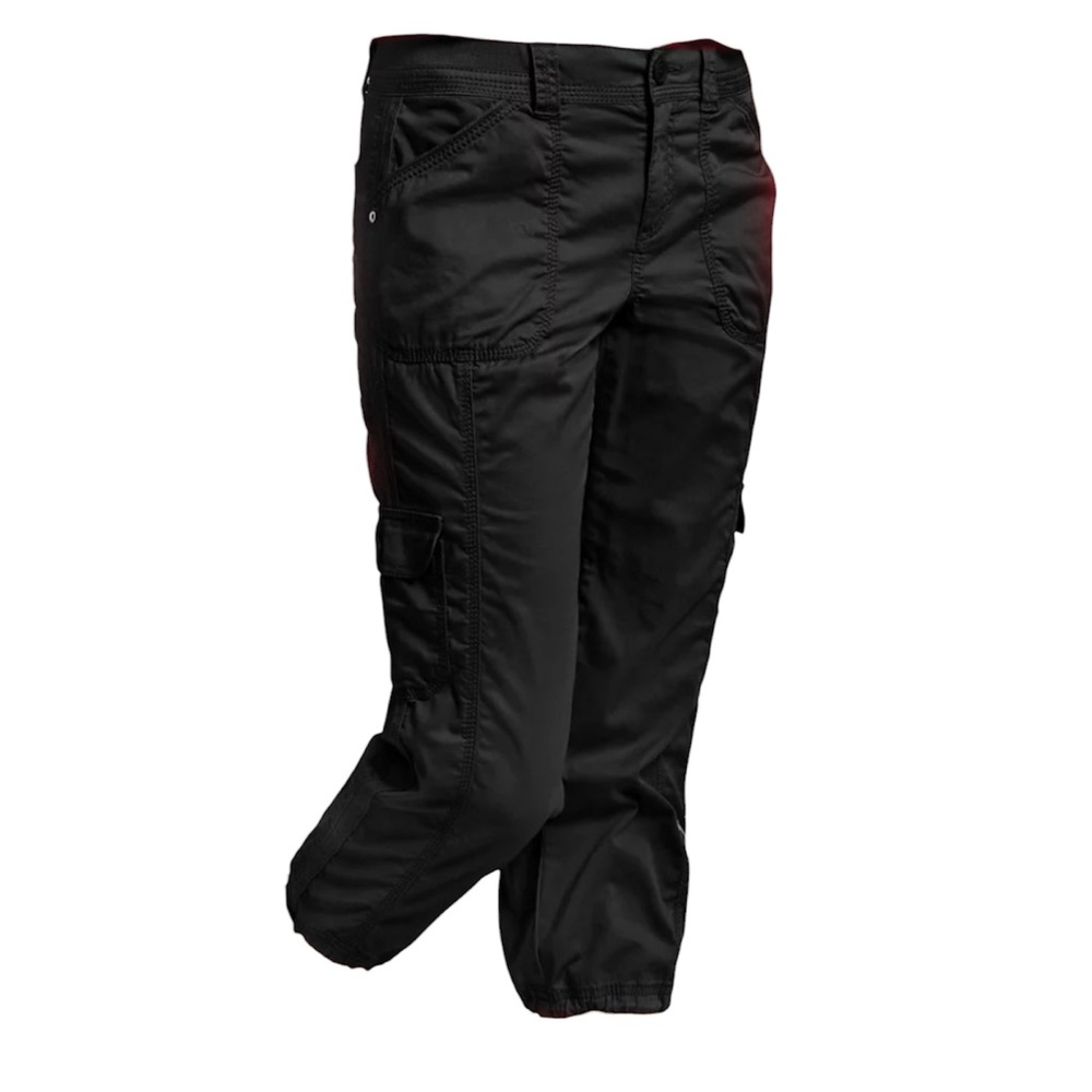 Black cargo capris. NWT. Sz. 6P